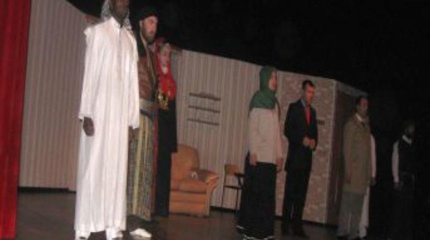 &lsquo;G&uuml;l Devri' Adlı Oyun Turhallılarla Buluştu