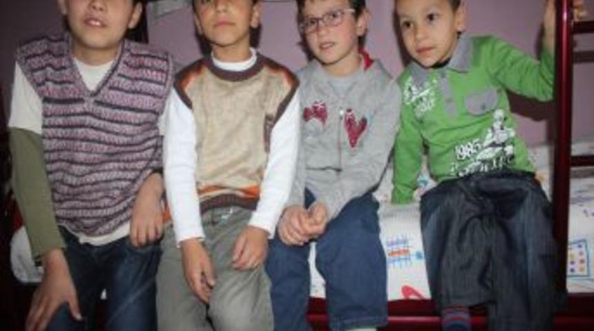&Uuml;&ccedil; &Ccedil;ocuğu Olan Aile Yetiştirme Yurdundan Aldığı &Uuml;&ccedil; Kardeşe De Koruyucu Aile Oldu