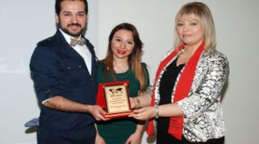 Modacı Erdemoğlu'ndan Kadınlara Iş G&ouml;r&uuml;şmesinde Koyu Renk Tavsiyesi