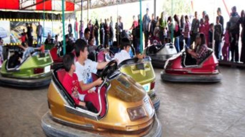 Alanya'da 23 Nisan &Ccedil;ocuklarına Lunapark Hediyesi