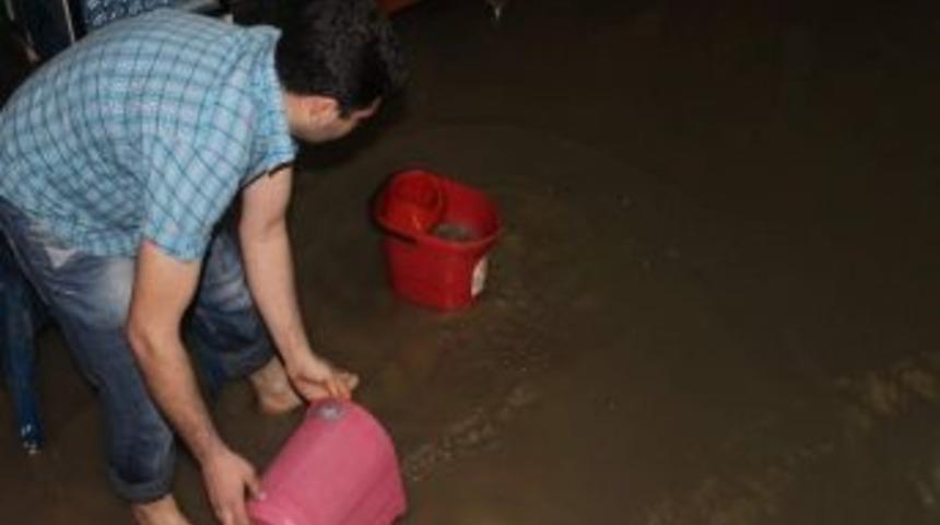 İşyerini Su Basan Esnaf Zararını Telafi Ediyor