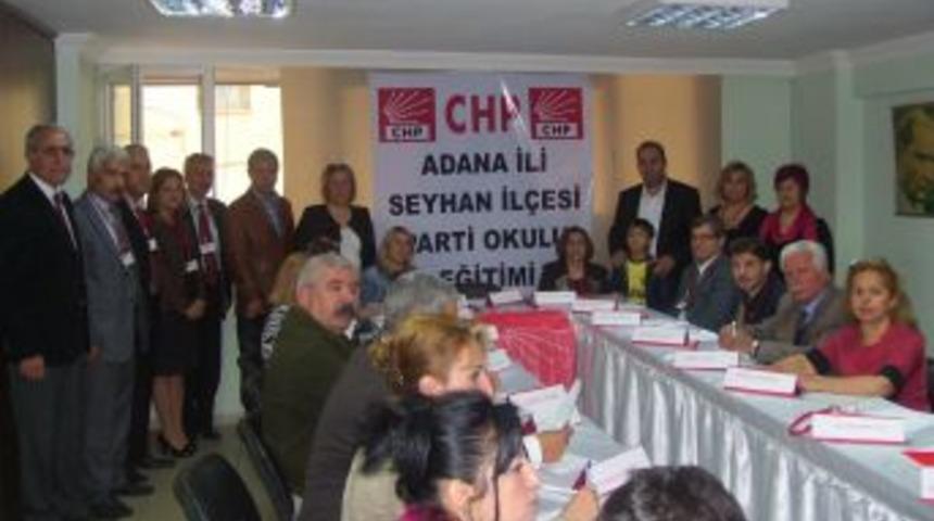 CHP 'Parti Okulu' Ile &Uuml;yelerini Eğitiyor