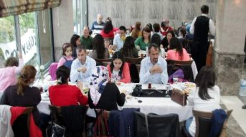 Dr. Ersin Devlet Hastanesi Doktor Ve Hemşireleri Kahvaltıda Bir Araya Geldi