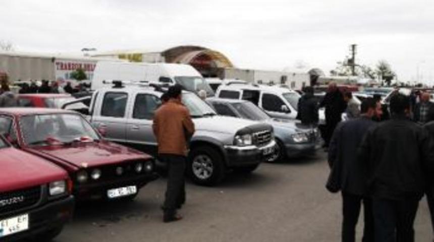Trabzon'da A&ccedil;ık Oto Pazarındaki Otomobiller Alıcı Bekliyor