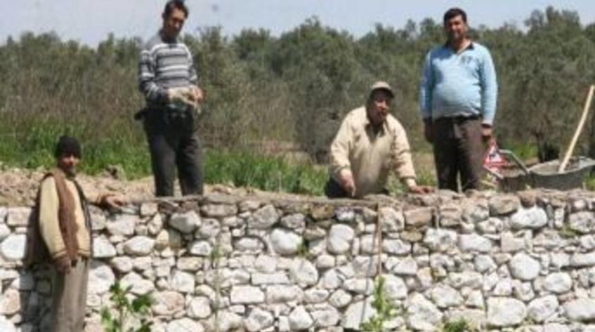 Altınova’da Mezarlık Duvarları Onarılıyor