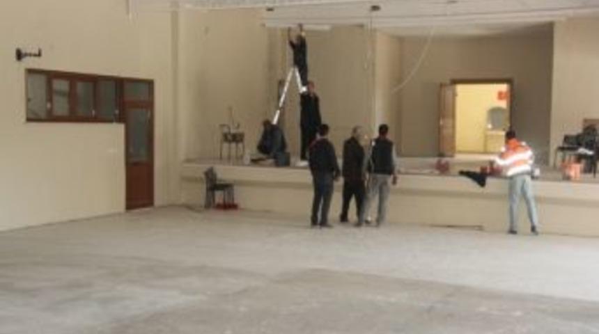 Burhaniye’de Reha Yurdakul Salonu Yenilendi