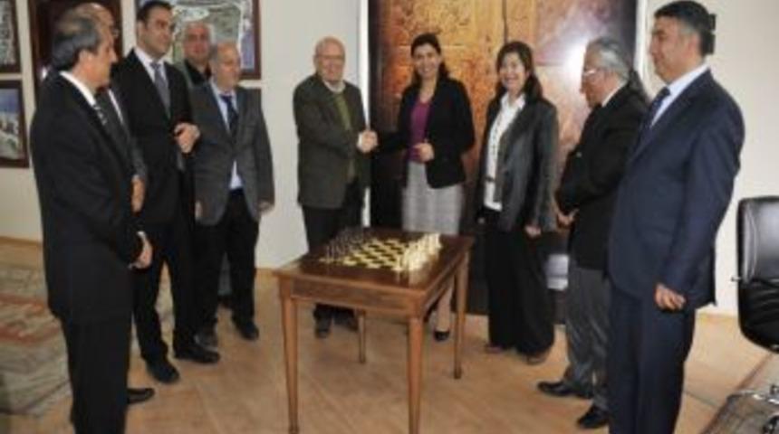 T&uuml;rkiye Satran&ccedil; Federsayon Başkanı T&uuml;lay&rsquo;dan Başkan Uğurlu&rsquo;ya Ziyaret