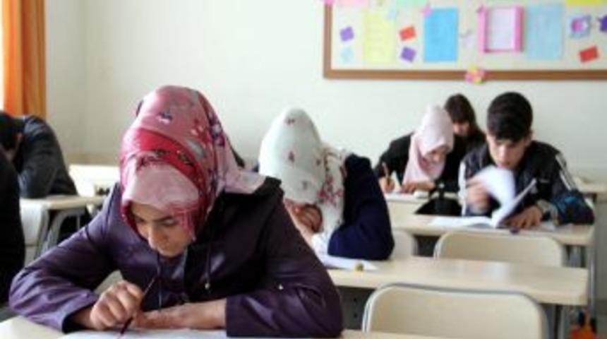 Van'da 24 Bin Kişi Peygamber Efendimiz'in  Hayatından Sınava Girdi