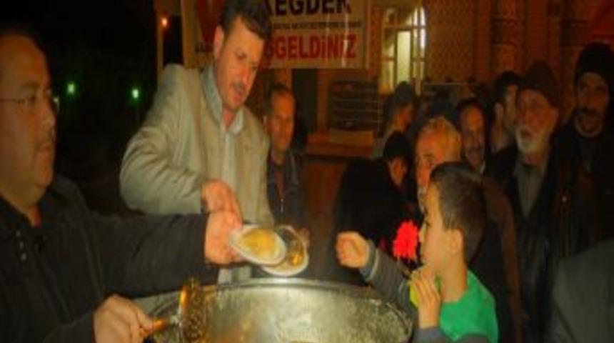 Belediye Başkanı, Kutlu Doğum Helvası Dağıttı