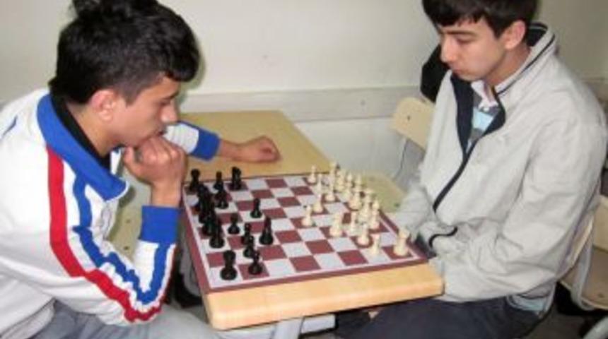 Dershane &Ouml;ğrencileri Satran&ccedil; Turnuvasında Yarışıyor