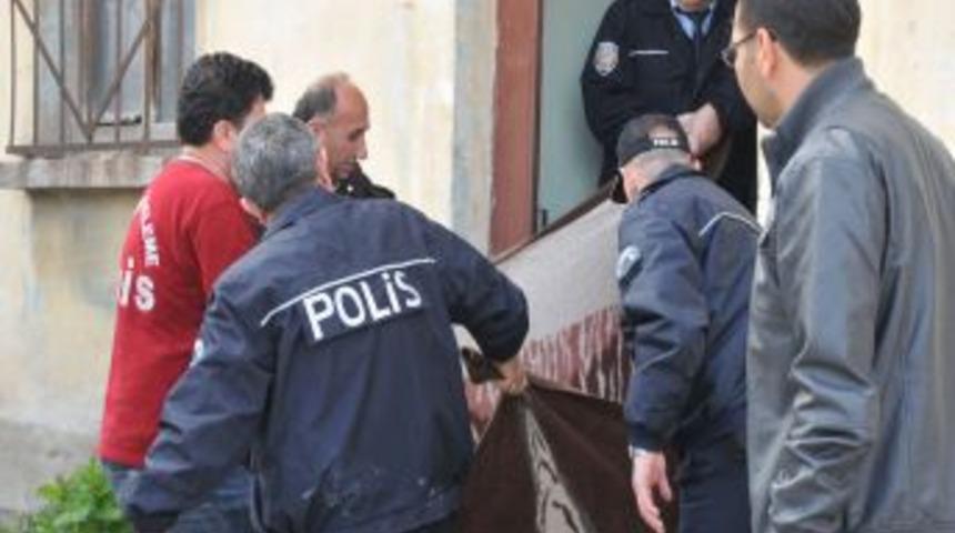 Emekli Polis, 20 Yerinden Bı&ccedil;aklanarak &Ouml;ld&uuml;r&uuml;ld&uuml;