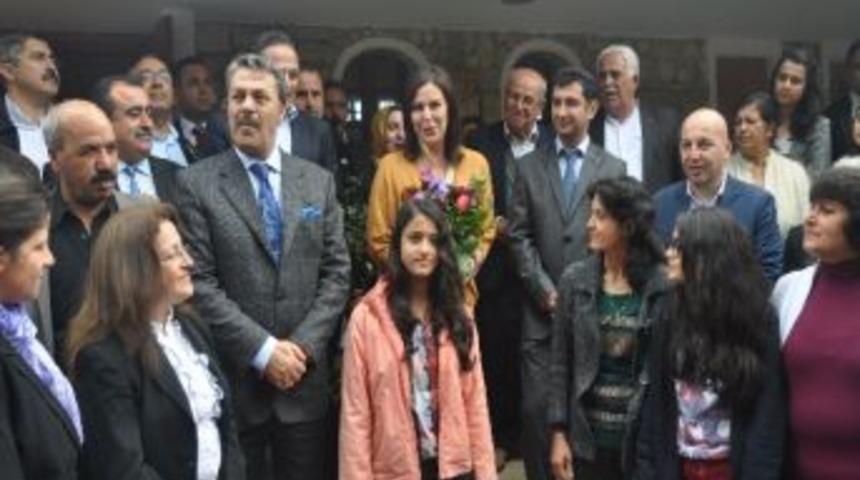 Akil İnsanlar Barış Dileyerek Mum Yaktı