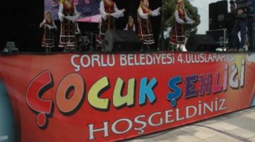 Yabancı &Ouml;ğrenciler H&uuml;nerlerini Sergiledi