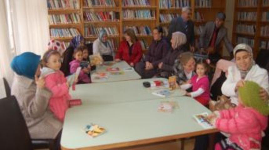 &Ccedil;ocuklar Ve Anneler K&uuml;t&uuml;phanede Buluşuyor
