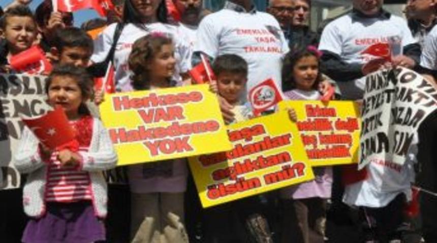 Emeklilikte Yaşa Takılanlar İzmir&rsquo;de Eylemde