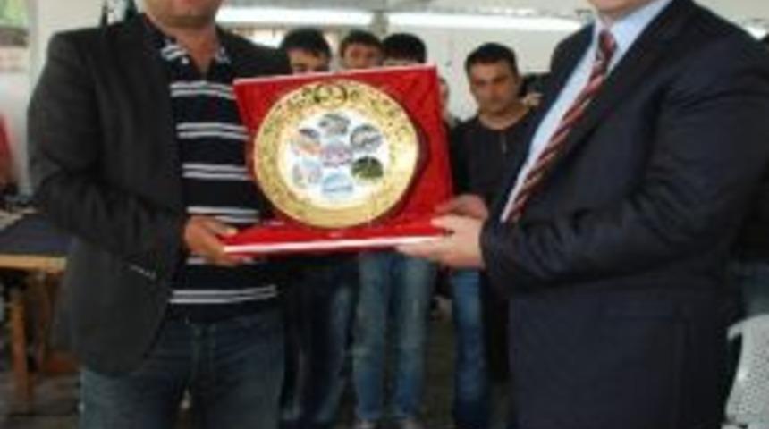 Kahta Belediye Başkanı Yusuf Turanlı&rsquo;dan Plaket