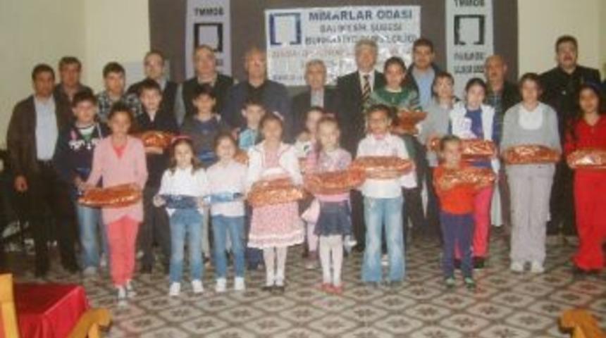 Geleceğin Ressamları &Ouml;d&uuml;llerini Aldı