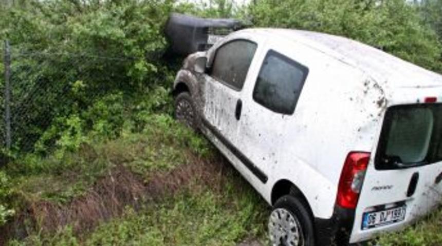 Lastiği Patlayan Panelvan Şarampole Devrildi: 2 Yaralı