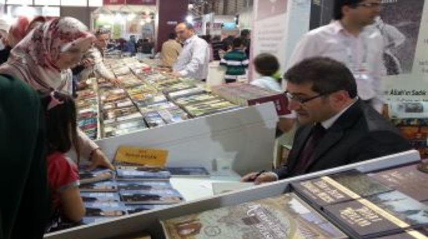 İzmirliler Hafta Sonunda Kitap Fuarı&rsquo;na Akın Etti