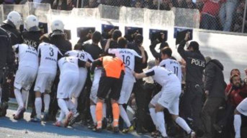 Şampiyonluk Ma&ccedil;ında Olaylar &Ccedil;ıktı, Polis Taraftara Biber Gazı Sıktı