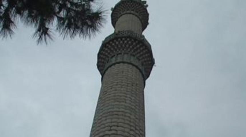 Camiye Yıldırım D&uuml;şt&uuml;