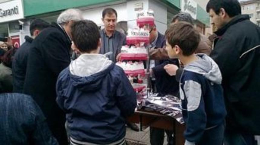 Esder&rsquo;den Vatandaşlara Kutlu Doğum Pastası İkramı