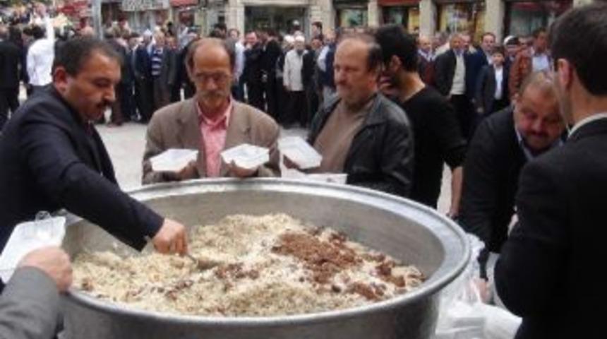 Namaz &Ccedil;ıkışı Cemaate Kutlu Doğum Pilavı