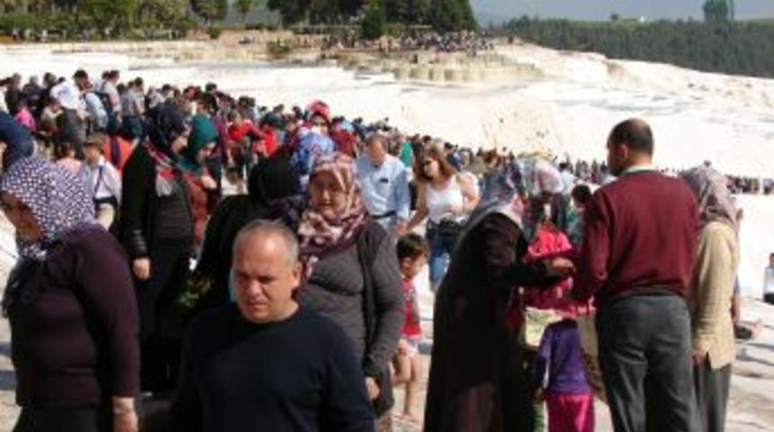 Pamukkale&rsquo;ye Giriş Bedava Olunca Travertenlerin &Uuml;st&uuml; Miting Alanına D&ouml;nd&uuml;