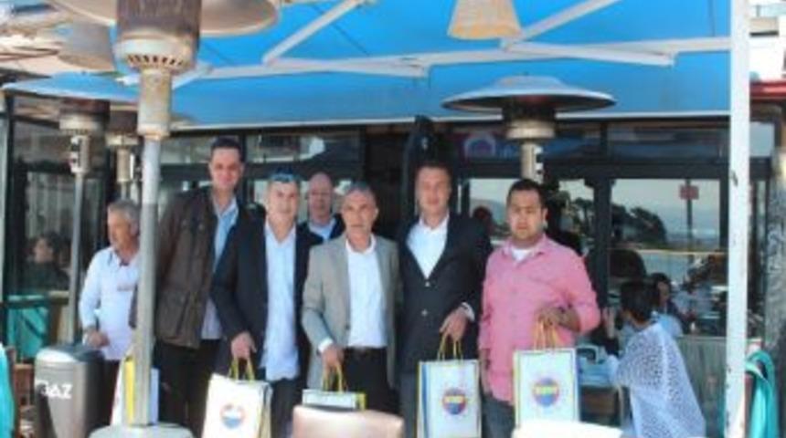 Fenerbah&ccedil;eliler Derneği, Urla&rsquo;da &Ccedil;ocuklara Giysi Dağıttı