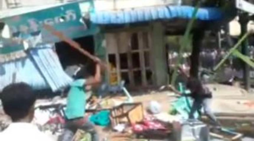 M&uuml;sl&uuml;manlara Ait Ev Ve Iş Yerlerine B&ouml;yle Saldırdılar