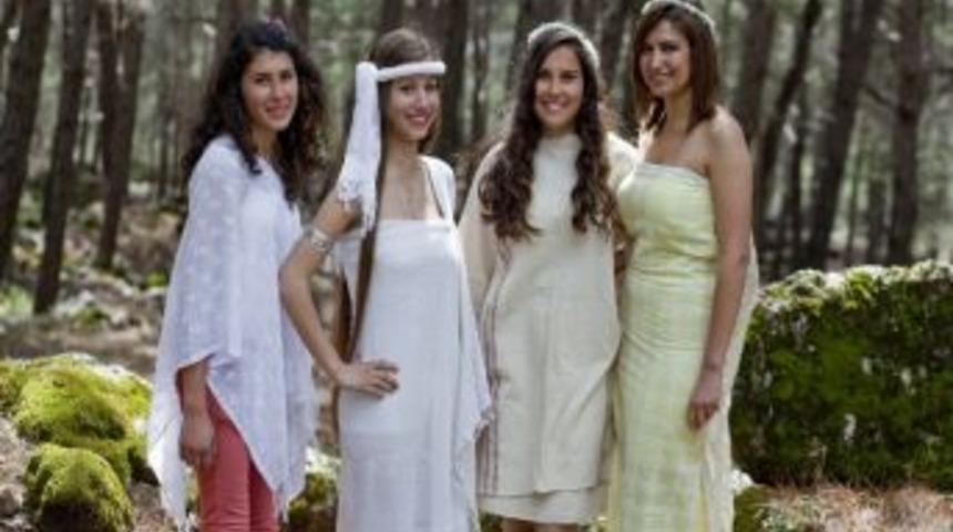 Gen&ccedil; Kızlar Dastar Giysilerini Sergiledi