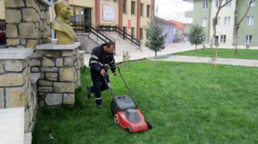 Eflani'de Park, Bah&ccedil;e Ve Kaldırım Kenarlarında Ot Bi&ccedil;me Işlemleri Başladı