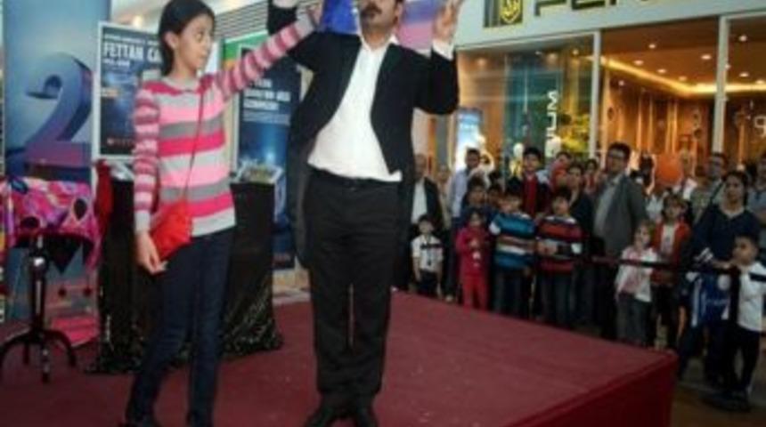 Murat İkiz'den "ill&uuml;zyon" Şov