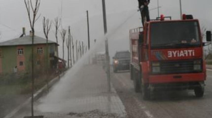 Akdamar Belediyesi &Ccedil;evre Temizliğine Başladı