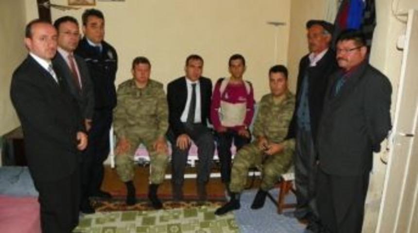 Kaymakam Tuna Askerde Sakat Kalan Vatandaşı Evinde Ziyaret Etti