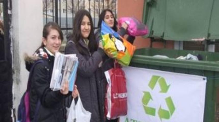 Minik eller temiz bir d&uuml;nya i&ccedil;in &ccedil;alışıyor