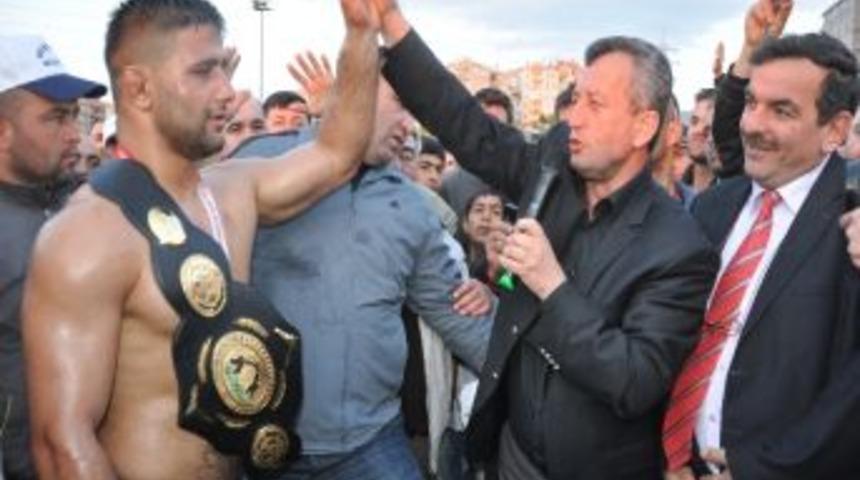 Ege’nin Er Meydanı Menemen’de Yağlı Güreş Şöleni Yaşandı