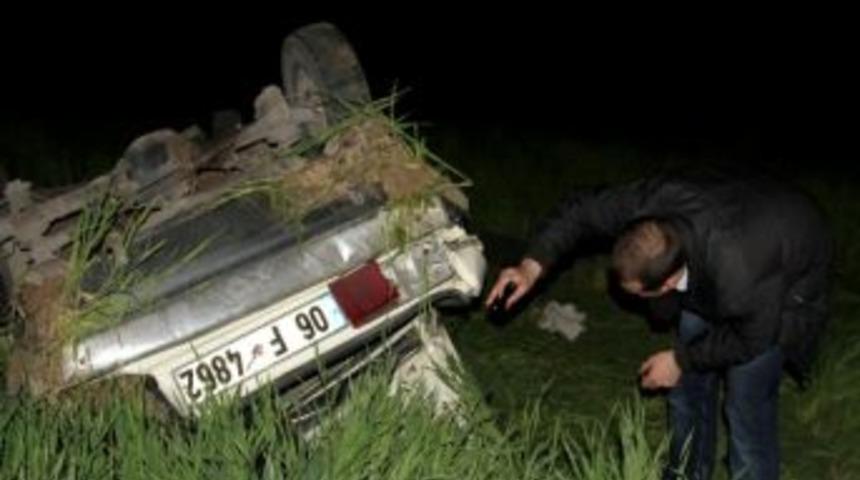 Kontrolden &Ccedil;ıkan Otomobil U&ccedil;uruma Yuvarlandı: 4 Yaralı