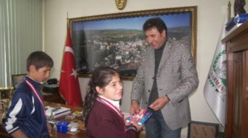 Atletizm Yarışlarında Başarı G&ouml;steren &Ouml;ğrenciler Başkan İşleyen'i Ziyaret Etti