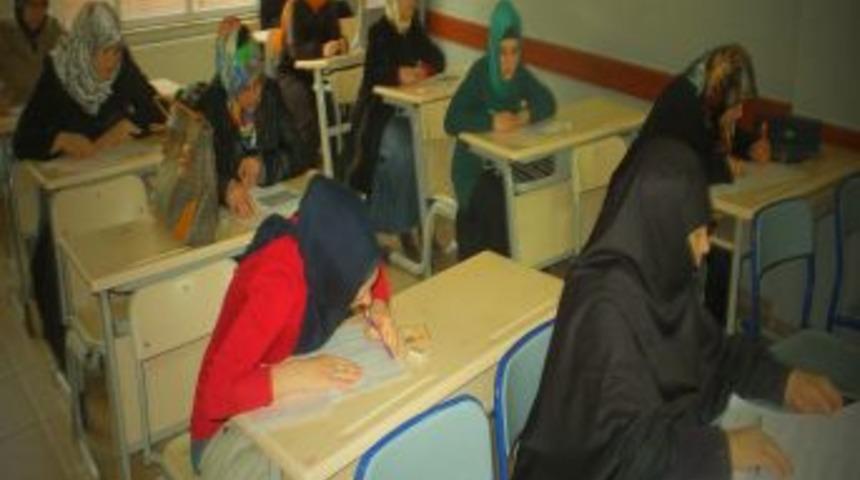 Akyazı&rsquo;da Umre &Ouml;d&uuml;ll&uuml; Kitap Okuma Yarışması Yapıldı