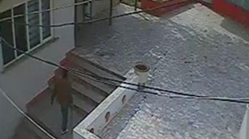 Edremit&rsquo;te Belediyenin Camlarını Kıran Ş&uuml;pheli Tutuklandı