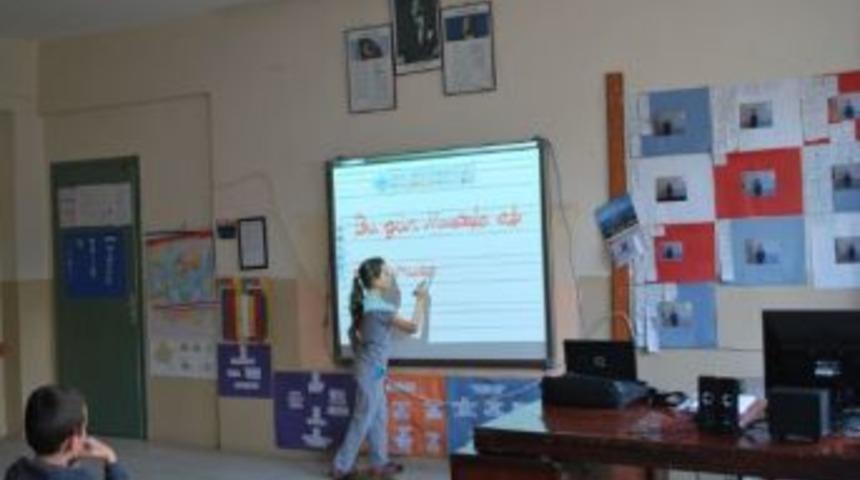 Pazarlar Belediyesi Yakuplar İlkokulu'na Akıllı Tahta Hediye Etti