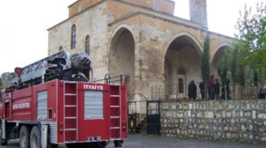 Besni'de Tarihi Camide Yangın &Ccedil;ıktı