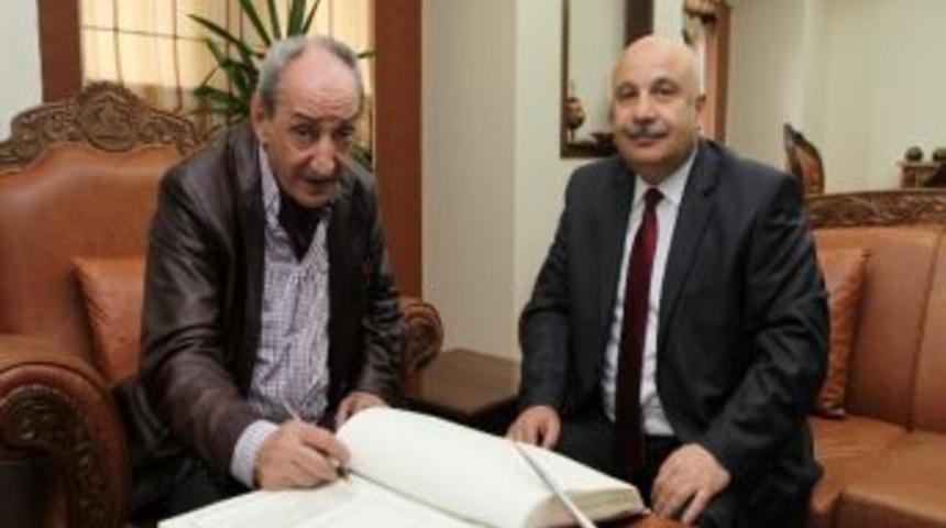 &Uuml;nl&uuml; Şair Cemal Safi, Rekt&ouml;r G&ouml;n&uuml;ll&uuml;&rsquo;y&uuml; Ziyaret Etti