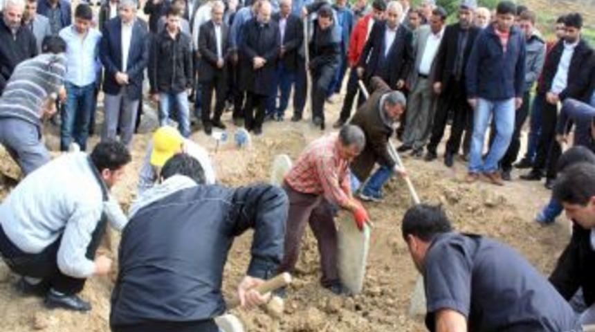 İstanbul'daki Yangında Hayatını Kaybeden 3 &Ccedil;ocuk Mersin'de Toprağa Verildi