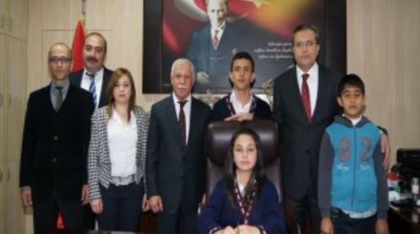 23 Nisan'ın Milli Eğitim M&uuml;d&uuml;r&uuml;, &Uuml;cretli &Ouml;ğretmenlere Kadro Istedi