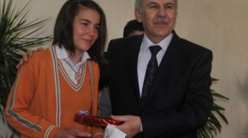 Temsili Vali, Okuluna Spor Salonu Yapılmasını İstedi