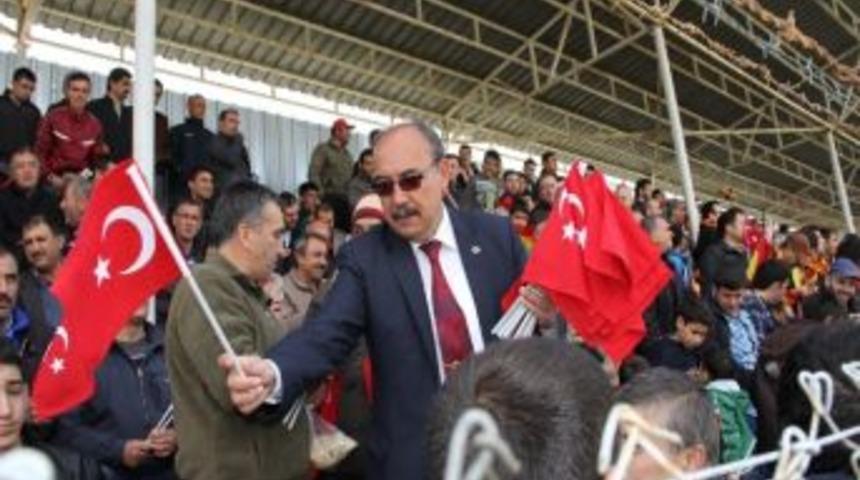 Başkan Uslu, Taraftara Bayrak Dağıttı