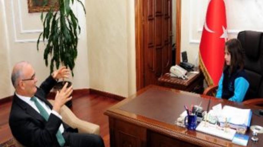 İlknur, Başkan Yılmaz&rsquo;ın Koltuğuna Oturdu