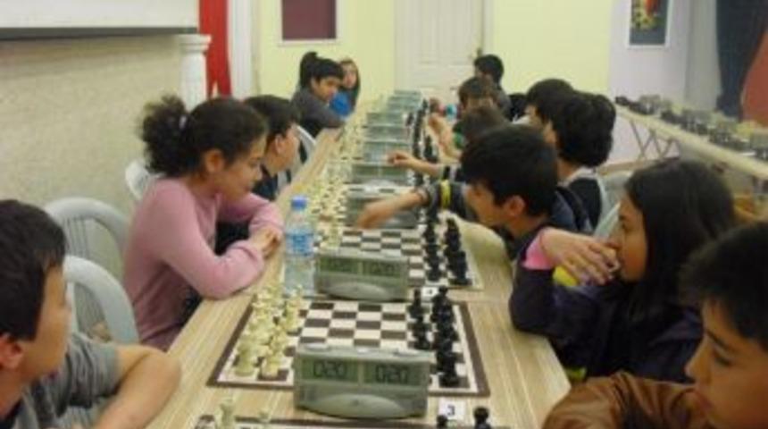 &Ccedil;ubuk'ta 23 Nisan Satran&ccedil; Turnuvası